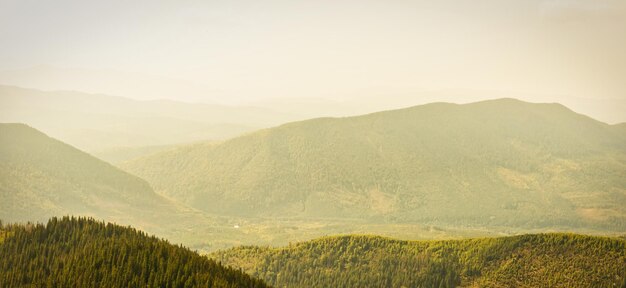 Paysage de montagnes de brume coucher de soleil