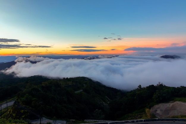 Photo paysage de montagnes brumeuses le matin