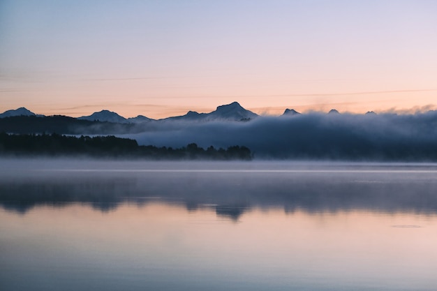 Paysage des montagnes brumeuses