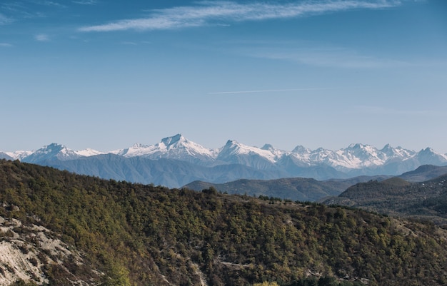 Paysage des montagnes brumeuses