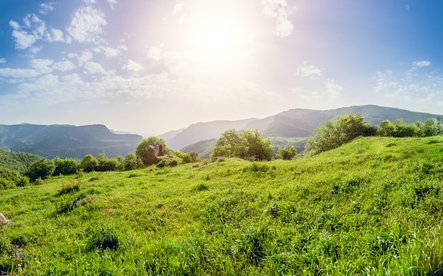 Paysage avec montagnes et ciel