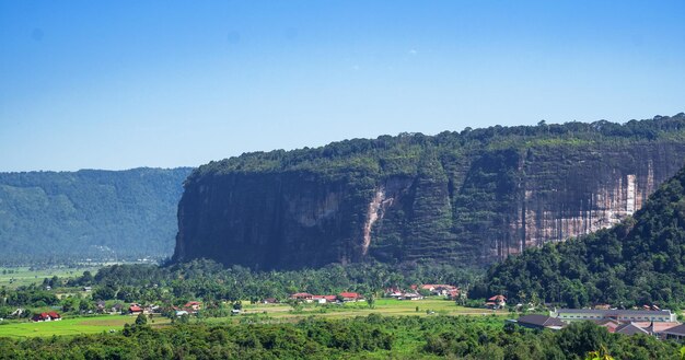 Paysage avec montagnes et ciel