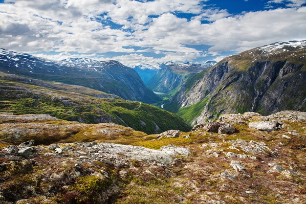 Paysage des montagnes et du ciel bleu