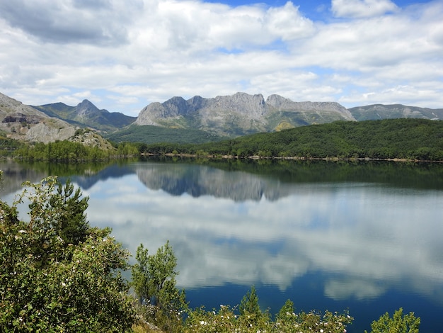 Paysage avec montagnes et eau