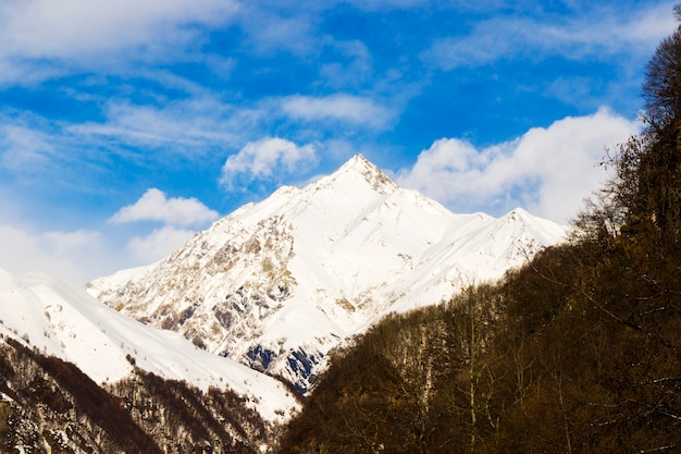 Paysage de montagnes enneigées à Gudauri, Géorgie. Journée ensoleillée.