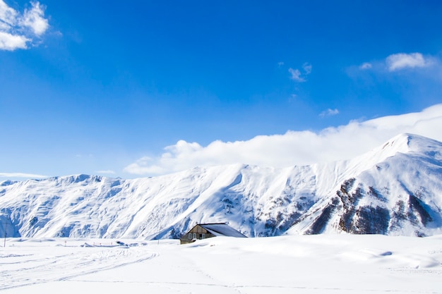 Paysage de montagnes enneigées à Gudauri, Géorgie. Journée ensoleillée.