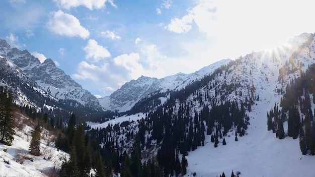 Paysage de montagnes enneigées par une journée d'hiver ensoleillée