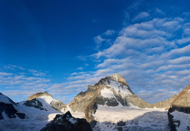 Paysage de montagnes enneigées