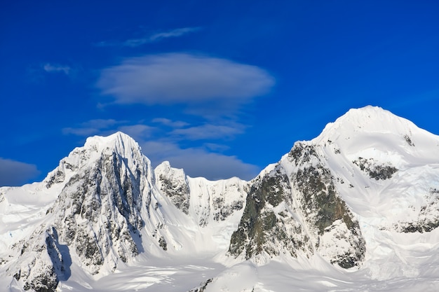 paysage avec des montagnes enneigées