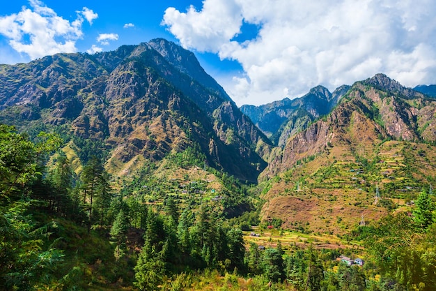 Paysage de montagnes de l'Himalaya vallée de Parvati