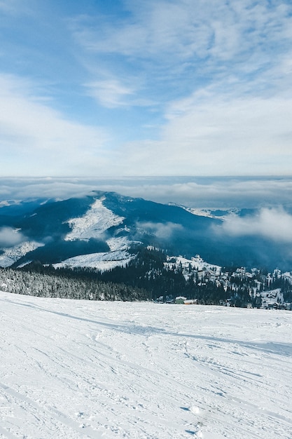 Paysage de montagnes d'hiver enneigées copie espace