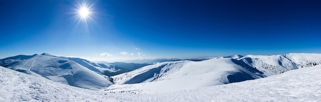 Paysage de montagnes d'hiver montagnes des Carpates Ukraine Dragobrat