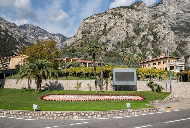 paysage sur les montagnes et le lac limon sul garda italie