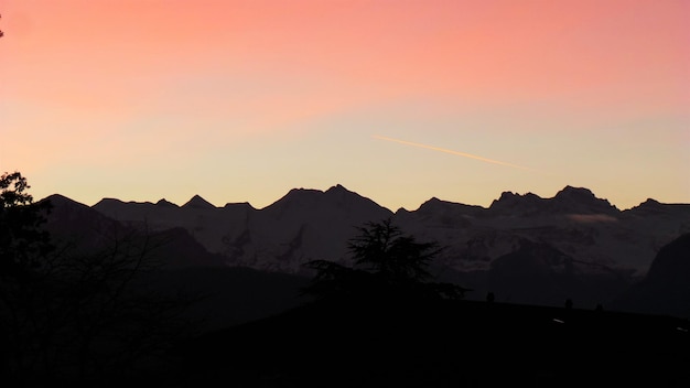 Photo paysage avec des montagnes rocheuses contre le ciel