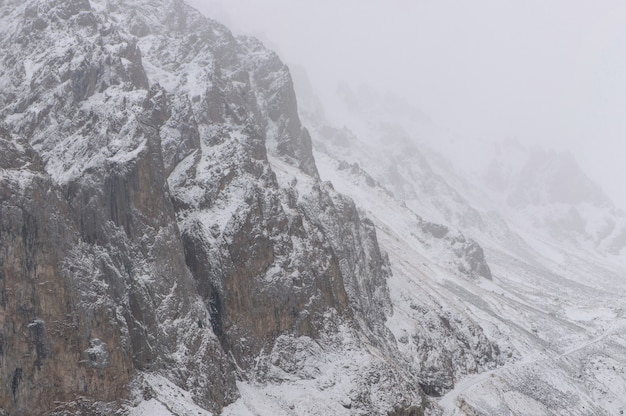 Paysage de montagnes rocheuses d'hiver avec brouillard