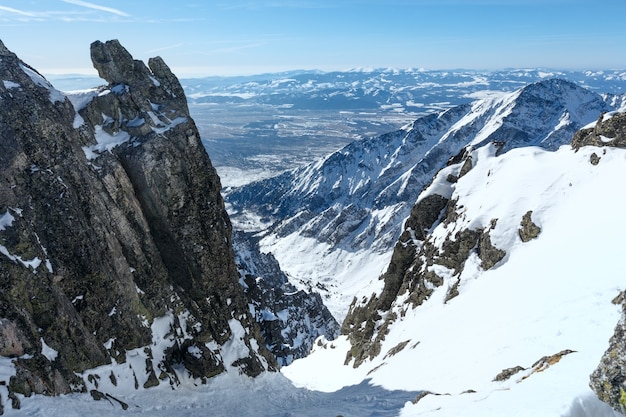 Paysage de montagnes rocheuses d'hiver (Tatranska Lomnitsa, Hautes Tatras, Slovaquie).