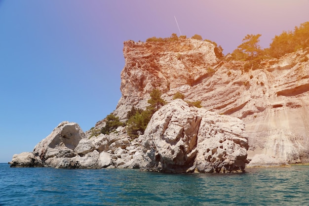 Paysage de montagnes rocheuses naturelles de Turquie au-dessus de l'eau de mer bleue