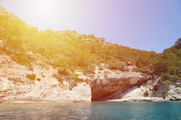 Paysage de montagnes rocheuses naturelles de Turquie au-dessus de l'eau de mer bleue