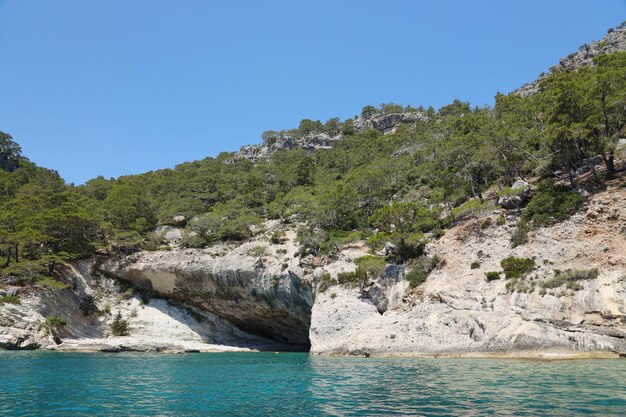 Paysage de montagnes rocheuses naturelles de Turquie au-dessus de l'eau de mer bleue