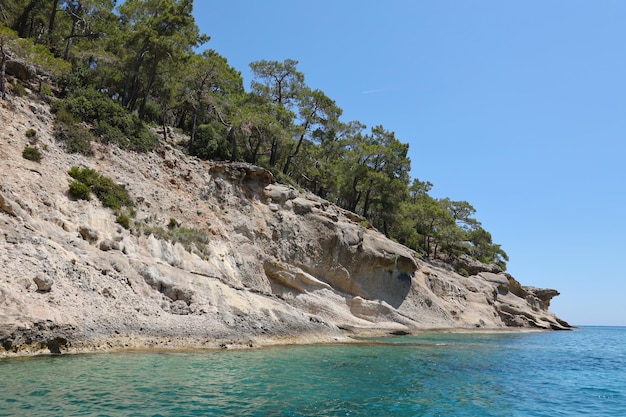 Paysage de montagnes rocheuses naturelles de Turquie au-dessus de l'eau de mer bleue