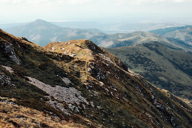 Photo paysage des montagnes des tatra vue panoramique des sommets rocheux des montagnes des pentes des collines et des vallées