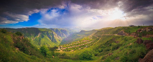 Paysage avec montagnes vertes