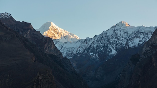 Paysage montagneux en automne dans la vallée de Hunza, au Pakistan. Sommets enneigés, montagnes rocheuses