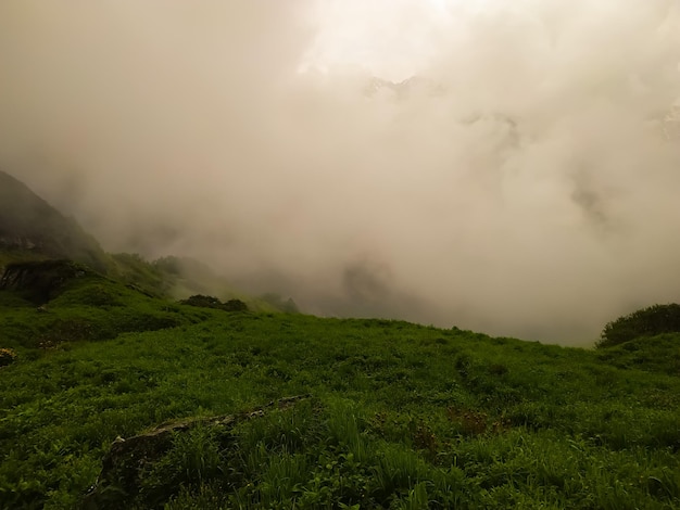 Le paysage montagneux brumeux de l'Himalaya