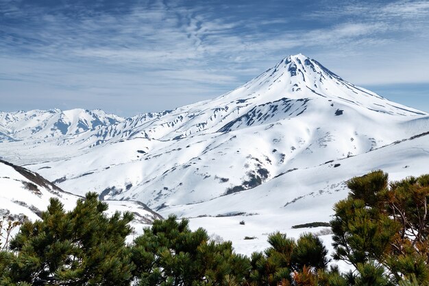 Paysage montagneux d'hiver cône enneigé du volcan