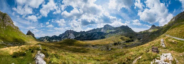 Photo paysage montagneux pittoresque d'été du parc national de durmitor monténégro europe balkans alpes dinariques patrimoine mondial de l'unesco route panoramique de durmitor col de sedlo