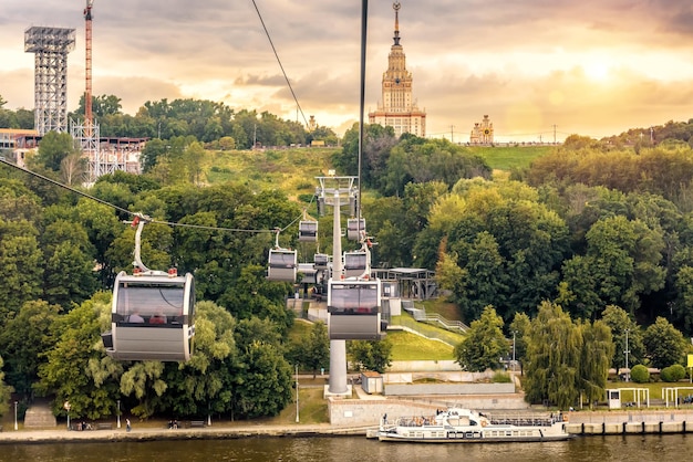 Paysage de Moscou au coucher du soleil Russie Vue du téléphérique et de l'Université d'État de Moscou sur les Moineaux