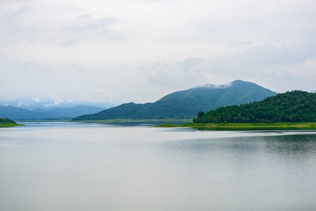 Paysage Natrue et un brouillard d'eau au barrage de Kaeng Krachan.