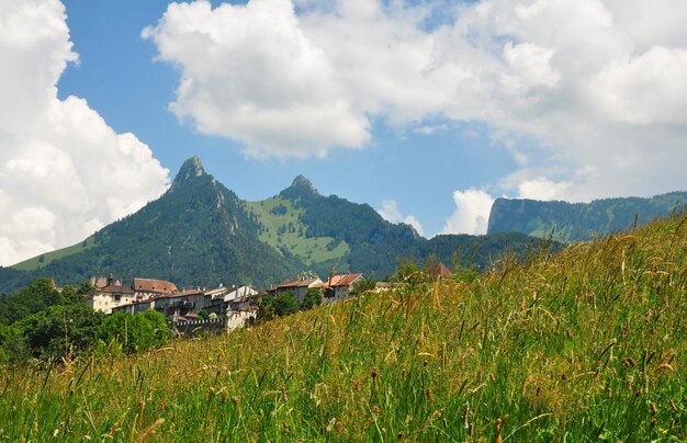 paysage nature arrière-plans deux montagnes et village