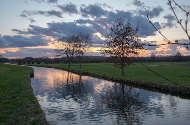 paysage nature lumineux coucher de soleil sur la rivière