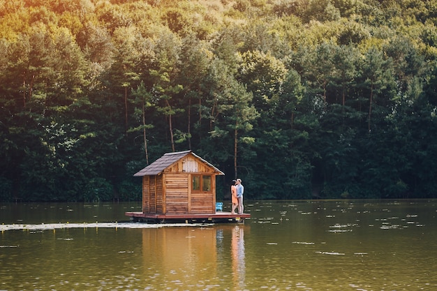 Paysage naturel avec abri en bois