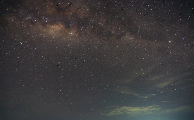 Paysage naturel au ciel nocturne avec la voie lactée en indonésie