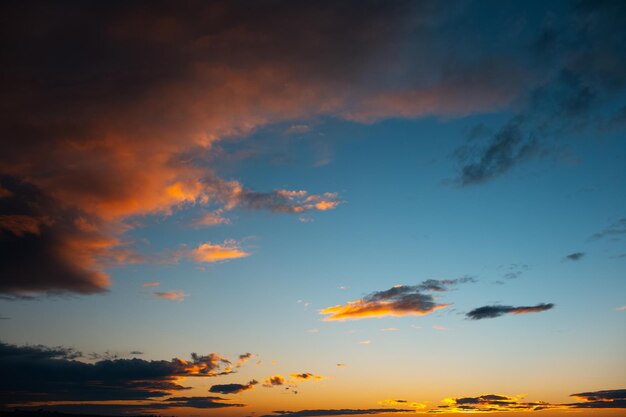 Paysage naturel de beau coucher de soleil avec ciel coloré