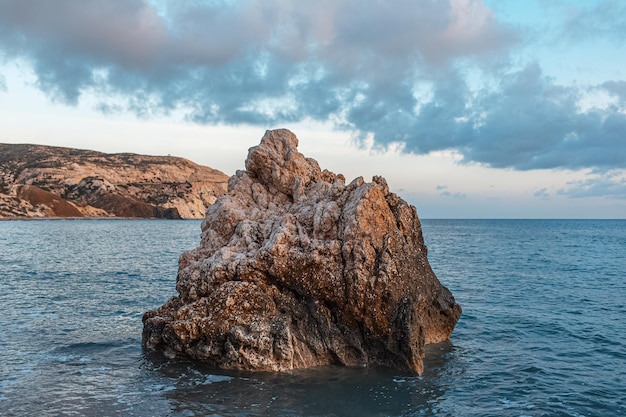 Paysage naturel de beaux rochers au bord de la mer Méditerranée