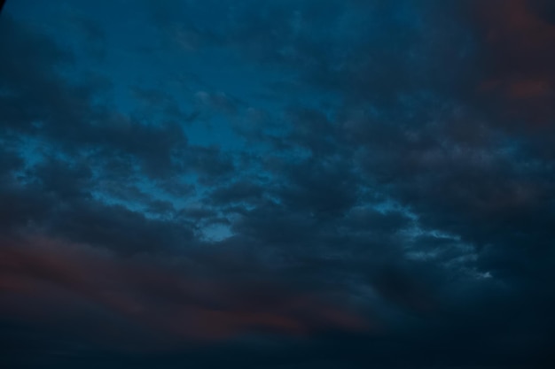 Paysage naturel de ciel nuageux foncé au coucher du soleil