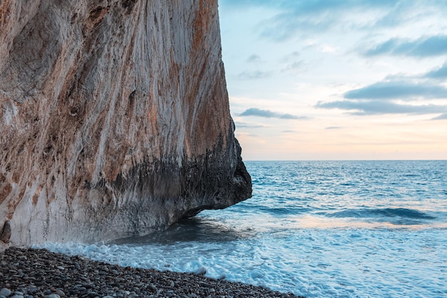 Paysage naturel du rocher d'Aphrodite sur fond de mer Méditerranée au coucher du soleil Côte de Chypre