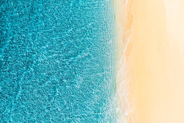 Paysage naturel d'été. Vue aérienne de la plage de sable et de l'océan avec des vagues. Belle île tropicale