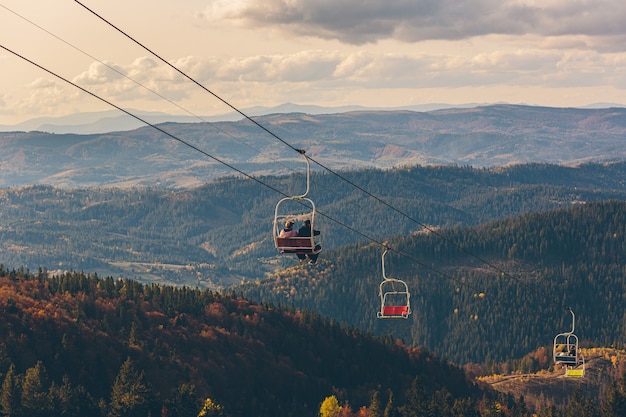 paysage naturel de la forêt d'automne et des montagnes