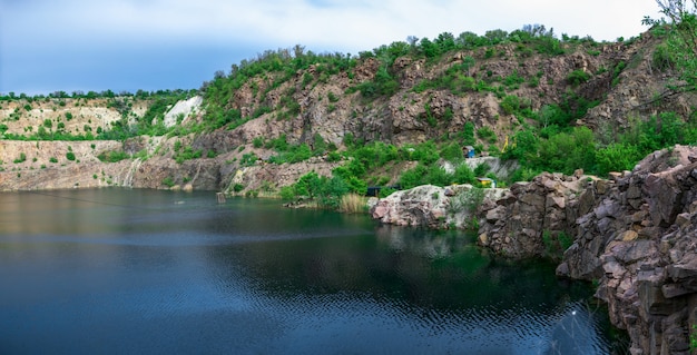 paysage naturel avec un lac entouré de montagnes