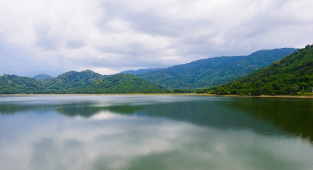 Paysage naturel avec un lac et des montagnes