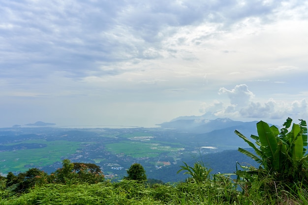 Paysage naturel. Île tropicale en Malaisie. Vue sur la nature de la jungle de montagne du point de vue élevé.