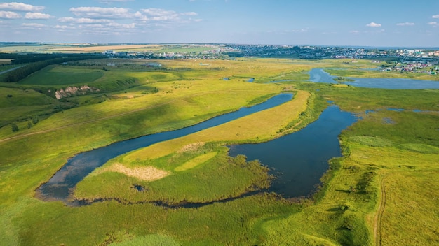 Paysage naturel majestueux d'en haut panorama aérien de la rivière calme bleue dans la forêt et les champs à