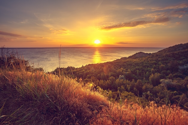 Paysage naturel majestueux avec rivière ciel coucher de soleil et forêt explorant le monde de la beauté ukraine europe