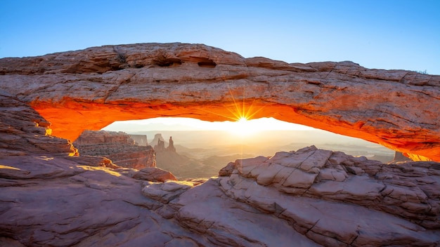 Paysage naturel de Mesa Arch dans le parc national de Canyonlands dans l'Utah aux États-Unis au lever du soleil