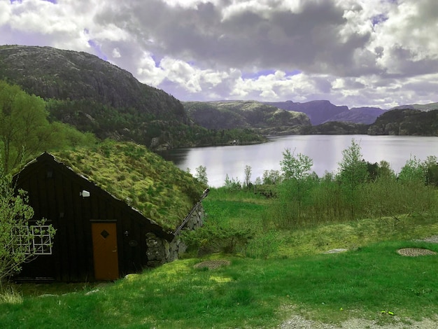 Paysage naturel norvégien de la visite des fjords norvégiens. Village de montagne norvégien. Terre scandinave