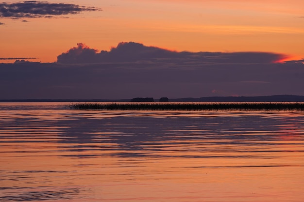 paysage naturel nuit blanche sur le large lac du nord